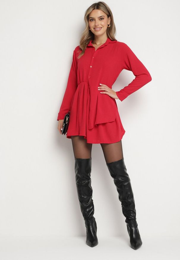 Born2be - Czerwona Asymetryczna Sukienka o Koszulowym Kroju z Gumką w Talii Elodina. Kolor: czerwony. Długość rękawa: długi rękaw. Typ sukienki: asymetryczne, koszulowe. Styl: sportowy, elegancki