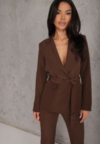 Renee - Brązowy Komplet o Garniturowym Kroju z Marynarką z Wiązaniem i Spodniami Falestra. Kolor: brązowy #7