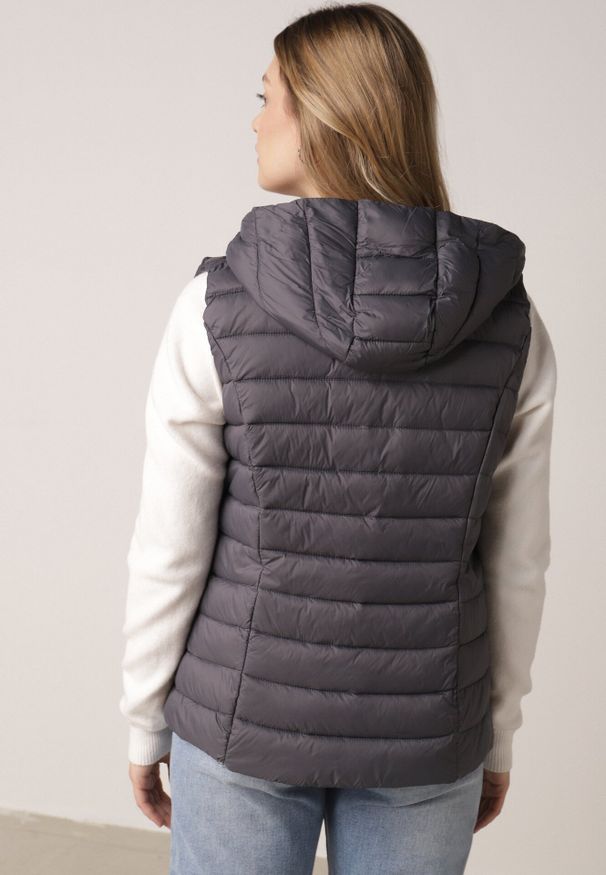 Born2be - Szara Pikowana Kamizelka Przejściowa z Kapturem Neanissa. Okazja: na co dzień. Typ kołnierza: kaptur. Kolor: szary. Materiał: jeans. Styl: casual