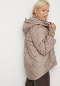 Born2be - Ciemnobeżowa Pikowana Kurtka z Kapturem i Przedłużonym Tyłem Tulunia. Okazja: na spacer. Typ kołnierza: kaptur. Kolekcja: plus size. Kolor: beżowy. Materiał: jeans. Wzór: aplikacja. Styl: elegancki #5