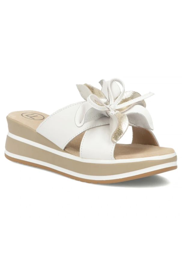 Skórzane klapki damskie na koturnie z kwiatem białe Filippo DK7636. Kolor: biały. Materiał: skóra. Wzór: kwiaty. Sezon: lato. Obcas: na koturnie