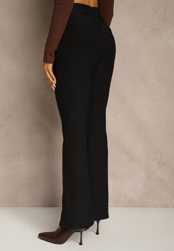 Renee - Czarne Spodnie Dzwony High Waist w Eleganckim Stylu ze Sprzączką Tevanda. Stan: podwyższony. Kolor: czarny. Materiał: koronka. Długość: krótkie. Styl: elegancki