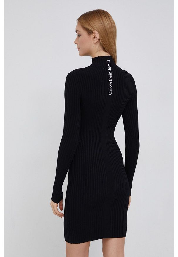 Calvin Klein Jeans Sukienka kolor czarny mini dopasowana. Kolor: czarny. Materiał: dzianina. Długość rękawa: długi rękaw. Wzór: gładki. Typ sukienki: dopasowane. Długość: mini