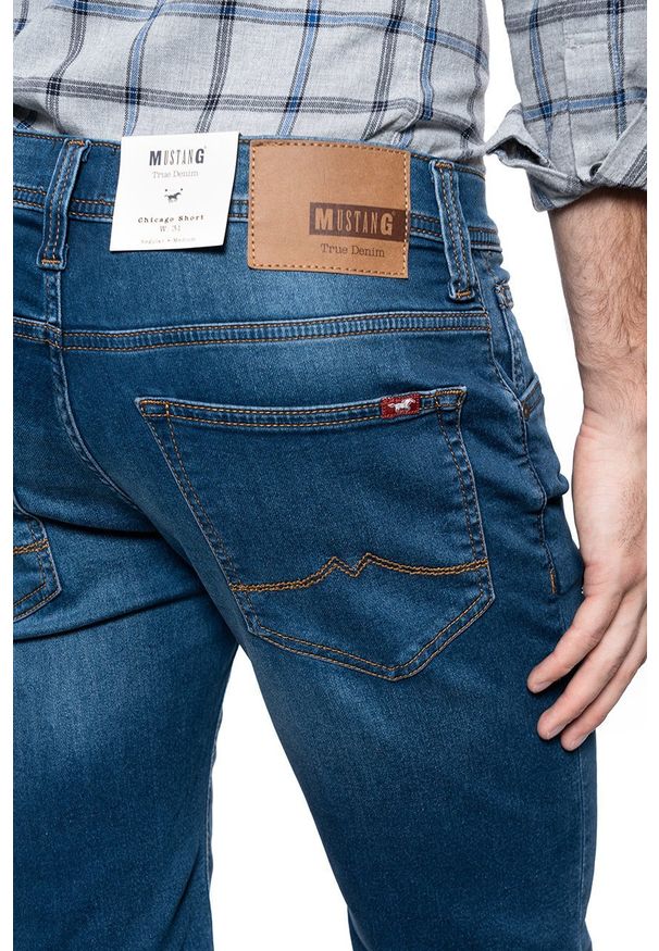 Mustang - MUSTANG CHICAGO SHORT MĘSKIE SZORTY KRÓTKIE SPODENKI DENIM BLUE 1011731 5000 682. Okazja: na co dzień, na spacer. Materiał: denim. Długość: krótkie. Sezon: lato. Styl: casual, klasyczny, elegancki
