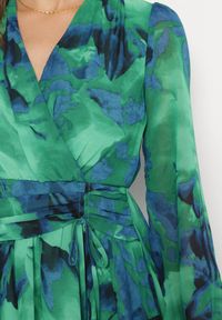 Born2be - Zielona Sukienka Mini z Kopertowym Dekoltem i Wzorem Tie-Dye Arisel. Okazja: na randkę, na imprezę. Kolor: zielony. Typ sukienki: kopertowe. Długość: mini #2