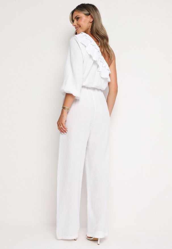 Born2be - Biały Asymetryczny Kombinezon z Bawełny Ozdobiony Falbaną przy Dekolcie i Gumką w Talii Jegelia. Okazja: na co dzień. Kolor: biały. Materiał: bawełna. Wzór: aplikacja. Styl: elegancki, casual