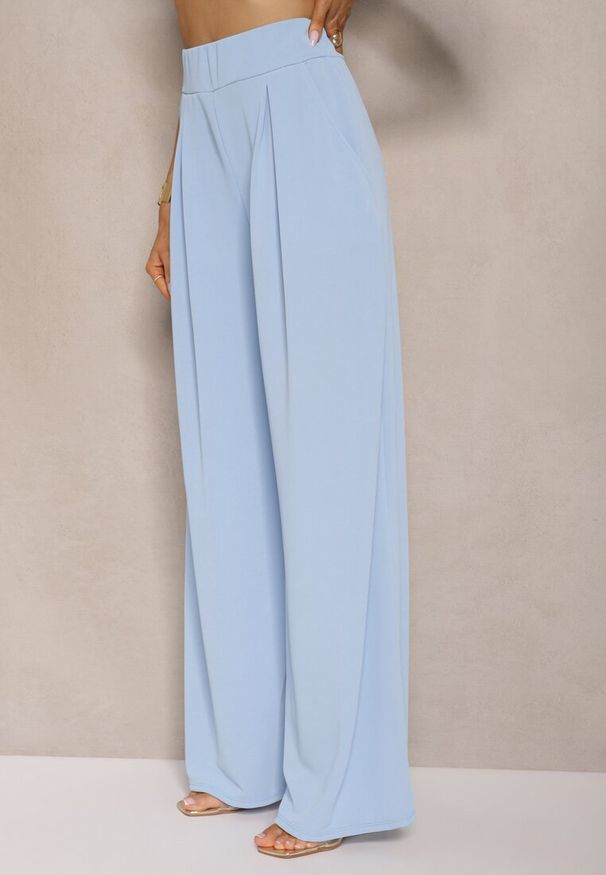 Renee - Niebieski Komplet Spodnie o Szerokim Kroju i Asymetryczna Bluzka z Marszczeniem Nitara. Kolor: niebieski
