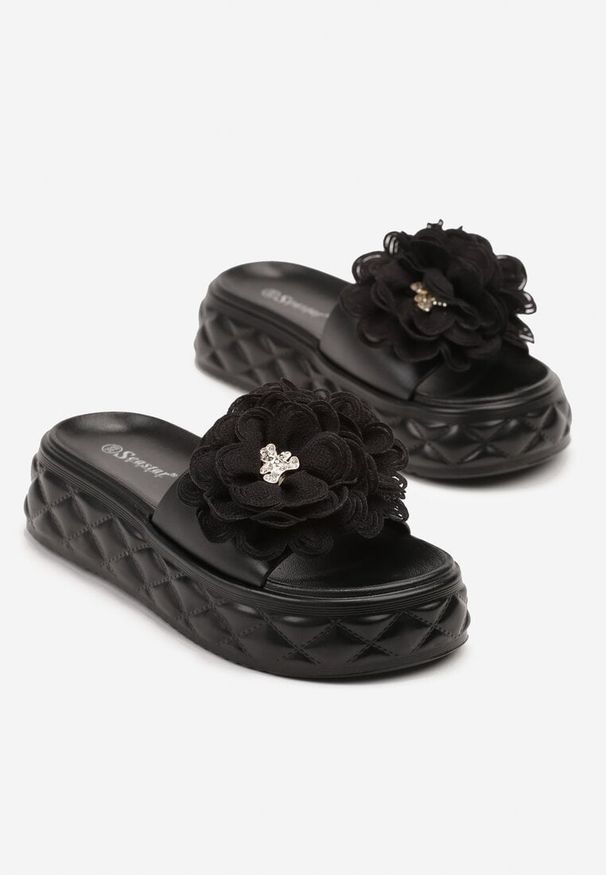 Born2be - Czarne Klapki na Grubej Pikowanej Podeszwie z Kwiatem 3D Santhiel. Okazja: na co dzień. Kolor: czarny. Materiał: jeans. Wzór: kwiaty. Styl: klasyczny, elegancki, casual