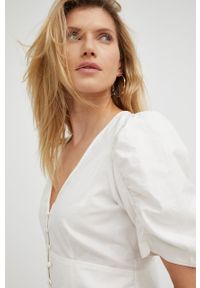 Levi's® - Levi's bluzka bawełniana damska kolor biały gładka. Okazja: na spotkanie biznesowe, na co dzień. Kolor: biały. Materiał: bawełna. Długość rękawa: krótki rękaw. Długość: krótkie. Wzór: gładki. Styl: biznesowy, casual #5