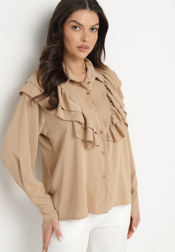 Born2be - Ciemnobeżowa Koszula z Ozdobną Falbaną Cornelea. Okazja: na co dzień. Kolor: beżowy. Materiał: jeans. Styl: elegancki, klasyczny, casual
