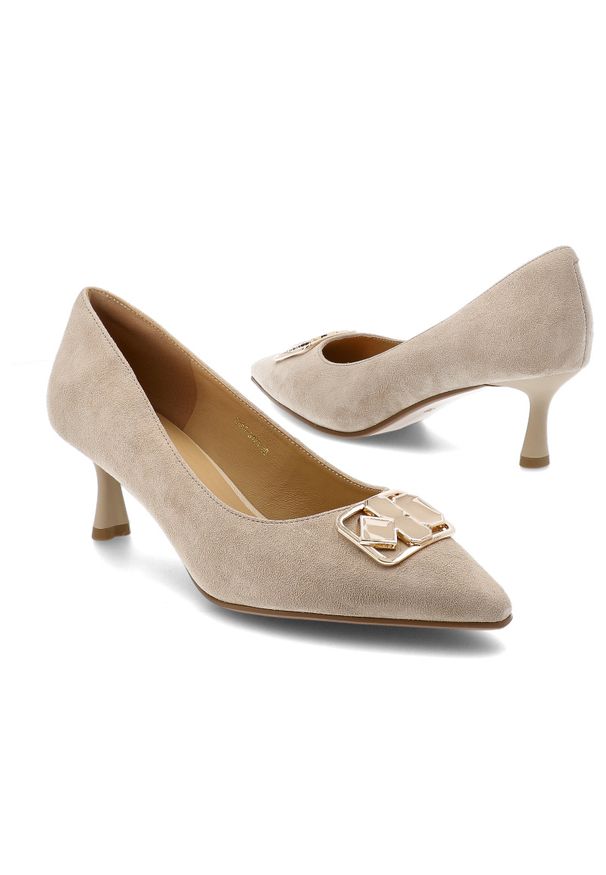 Czółenka damskie S.Barski, cholewka ze skóry naturalnej na smukłym obcasie z delikatnie zwężanym noskiem i elegancką geometryczną ozdobą, beżowe, CR6. Nosek buta: szpiczasty. Kolor: beżowy. Materiał: skóra. Szerokość cholewki: normalna. Wzór: geometria, aplikacja. Obcas: na obcasie. Styl: elegancki. Wysokość obcasa: średni