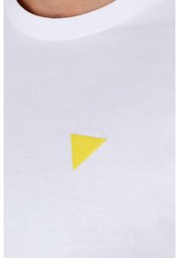 Guess - GUESS Biały bawełniany t-shirt męski z żółtym logo, Rozmiar XL. Kolor: biały. Materiał: bawełna. Wzór: aplikacja #2