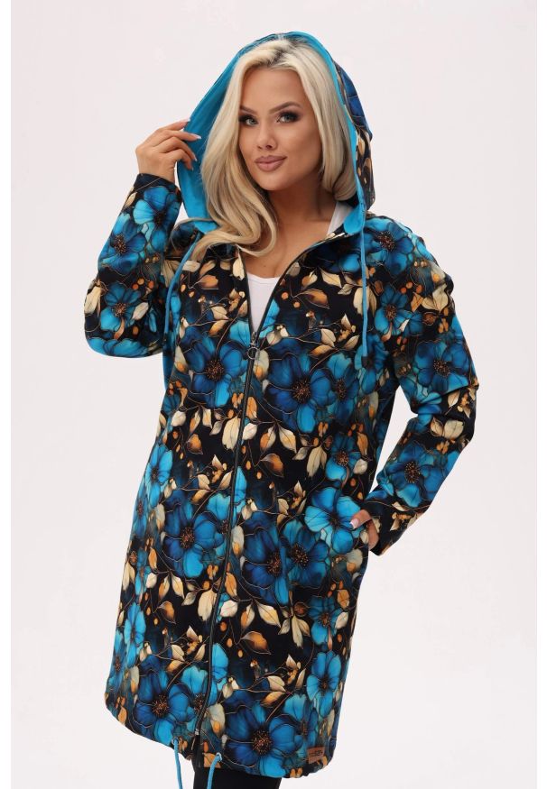 Moda Size Plus Iwanek - Bluza z kapturem Błękitna Magnolia - kwiatowa nuta elegancji PLUS SIZE XXL OVERSIZE JESIEŃ. Okazja: na co dzień. Typ kołnierza: kaptur. Kolekcja: plus size. Kolor: niebieski. Długość: krótkie. Wzór: kwiaty. Materiał: dzianina, tkanina, jeans, dresówka, bawełna, elastan. Sezon: lato, jesień, wiosna. Styl: elegancki, sportowy, casual