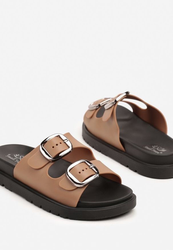 Born2be - Jasnobrązowe Klapki z Dwoma Paskami Nusoloria. Kolor: brązowy. Styl: elegancki