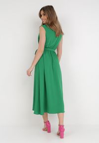 Born2be - Zielona Sukienka Feodones. Kolor: zielony. Materiał: materiał. Długość rękawa: bez rękawów. Typ sukienki: kopertowe. Styl: elegancki. Długość: midi #5