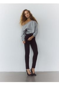 Reserved - Jeansy slim fit high waist - czarny. Stan: podwyższony. Kolor: czarny