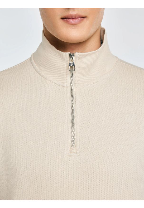 Big-Star - Bluza męska ze stójką kremowa Salih 103. Okazja: na co dzień. Typ kołnierza: kołnierzyk stójkowy. Kolor: kremowy. Materiał: dzianina, wiskoza. Styl: casual, klasyczny, sportowy