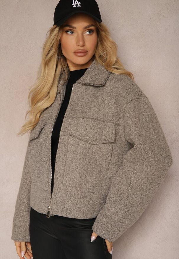 Renee - Brązowa Krótka Kurtka o Pudełkowym Kroju z Kołnierzykiem i Kieszeniami Nelilia. Okazja: na co dzień. Kolor: brązowy. Materiał: jeans. Długość: krótkie. Styl: sportowy, elegancki, casual