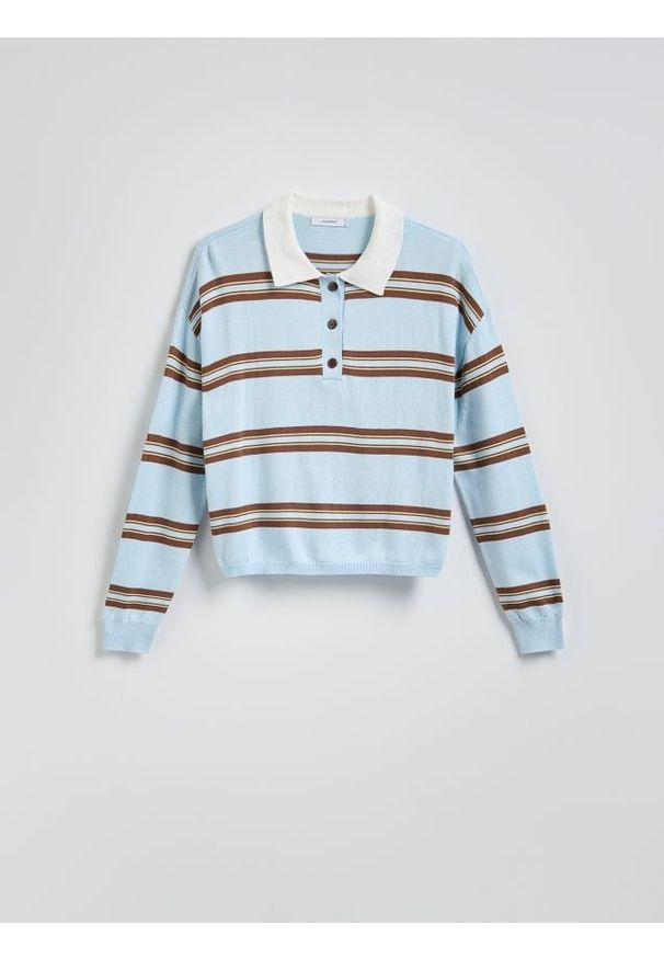 Reserved - Sweter polo w paski - jasnoniebieski. Typ kołnierza: polo. Kolor: niebieski. Materiał: dzianina, wiskoza. Wzór: paski