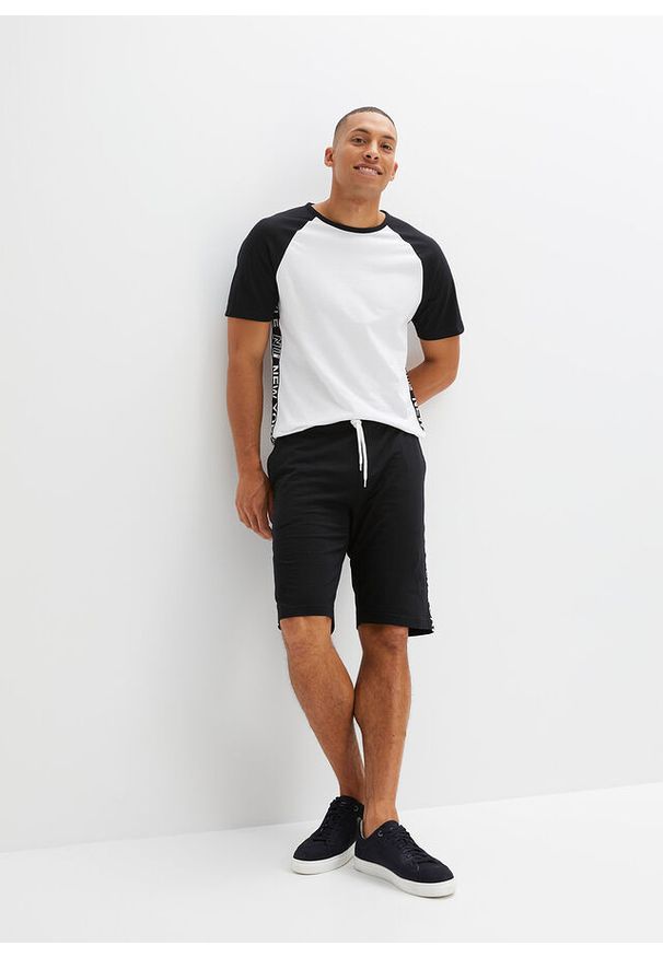 bonprix - Shirt + krótkie spodnie (2 części). Kolor: czarny. Długość: krótkie