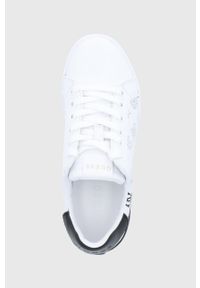 Guess Buty kolor biały na płaskiej podeszwie. Nosek buta: okrągły. Zapięcie: sznurówki. Kolor: biały. Materiał: guma. Obcas: na płaskiej podeszwie