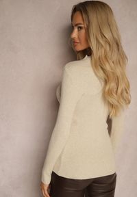 Renee - Beżowy Prążkowany Golf z Dekoltem Ozdobionym Cyrkoniami i Wycięciem Meriannes. Okazja: na co dzień. Typ kołnierza: golf. Kolor: beżowy. Materiał: prążkowany. Wzór: aplikacja. Styl: casual, elegancki #5