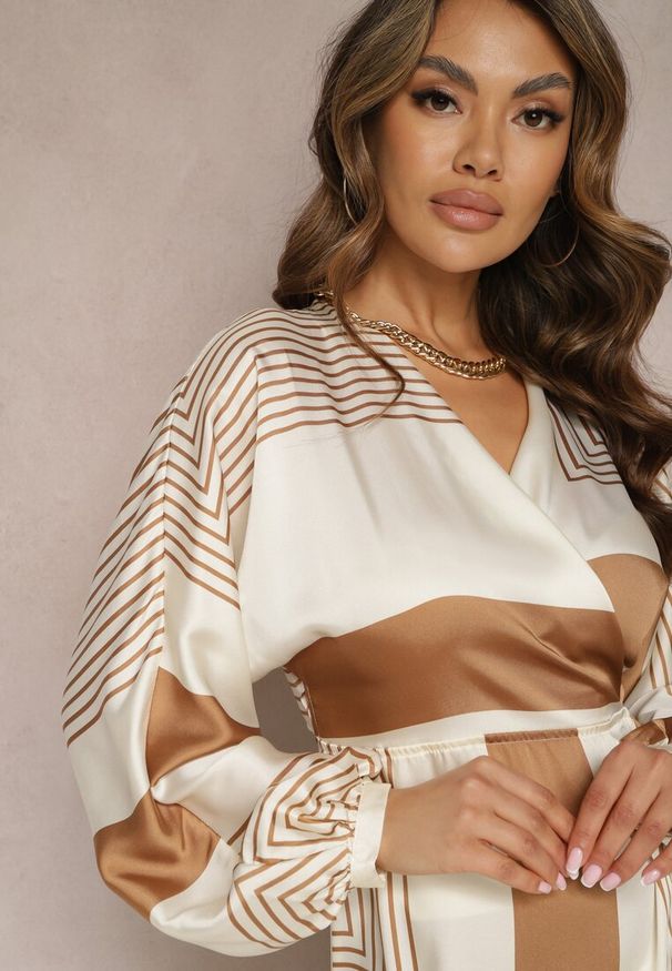 Renee - Beżowa Kopertowa Sukienka Kimono Wiązana w Talii Ozdobiona Geometrycznym Wzorem Erostta. Kolor: beżowy. Wzór: aplikacja, geometria. Typ sukienki: kopertowe