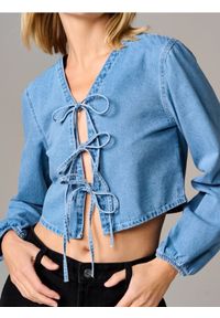 Sinsay - Jeansowa koszula z ozdobnym wiązaniem - niebieski. Kolor: niebieski. Materiał: jeans