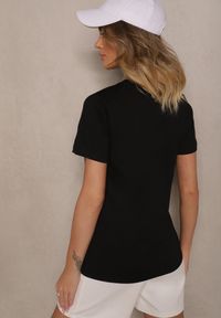 Renee - Czarny Bawełniany T-shirt z Ozdobną Naszywką w Kształcie Serca Viklara. Okazja: na co dzień. Kolor: czarny. Materiał: bawełna. Wzór: aplikacja. Styl: klasyczny, casual