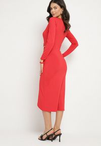 Born2be - Czerwona Sukienka Taliowana z Kopertowymi Dekoltem i Metaliczną Aplikacją Ninolira. Kolor: czerwony. Długość rękawa: długi rękaw. Wzór: aplikacja. Typ sukienki: kopertowe #2