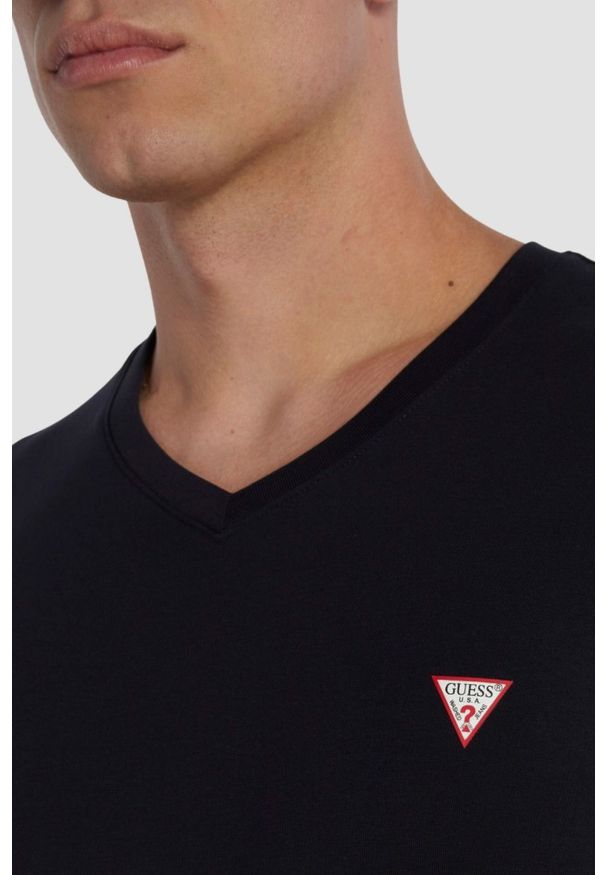 Guess - GUESS Granatowy męski t-shirt z małym logo, Rozmiar XXL. Okazja: na co dzień. Typ kołnierza: dekolt w serek. Kolor: niebieski. Materiał: bawełna, elastan. Długość rękawa: krótki rękaw. Długość: krótkie. Styl: casual, elegancki