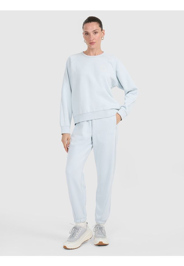 4f - 4F Spodnie dresowe joggery damskie - niebieskie S. Kolor: niebieski. Materiał: dresówka