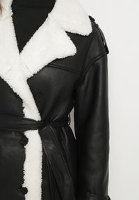 Born2be - Czarny Dwurzędowy Płaszcz z Imitacji Skóry z Wiązanym Paskiem i Futrem Guritte. Okazja: na co dzień. Typ kołnierza: golf. Kolor: czarny. Materiał: futro, skóra. Długość rękawa: długi rękaw. Długość: długie. Styl: casual, elegancki, klasyczny #6