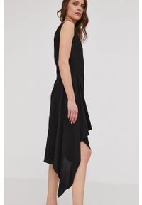 Answear Lab Sukienka kolor czarny mini rozkloszowana. Kolor: czarny. Długość rękawa: na ramiączkach. Typ sukienki: rozkloszowane, asymetryczne. Styl: wakacyjny. Długość: mini
