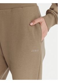 Guess Spodnie dresowe V6RB15 K9V31 Beżowy Regular Fit. Kolor: beżowy. Materiał: bawełna #2