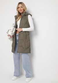 Born2be - Ciemnozielona Pikowana Kamizelka z Odpinanym Kapturem i Ściągaczami Lorianvia. Okazja: na co dzień, na spacer. Kolor: zielony. Materiał: jeans. Styl: sportowy, elegancki, casual #3