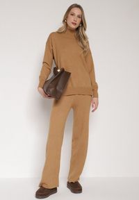 Born2be - Beżowy Klasyczny Dzianinowy Komplet z Wiskozą Szerokie Spodnie i Sweter Półgolf Reillena. Kolor: beżowy. Materiał: wiskoza, dzianina #6