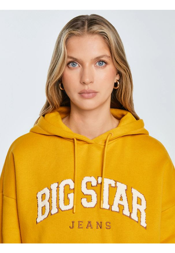 Big-Star - Bluza damska z kapturem z logo BIG STAR żółta Rubialsa 203. Okazja: na uczelnię, na spacer. Typ kołnierza: kaptur. Kolor: złoty. Materiał: jeans, dzianina. Wzór: aplikacja. Styl: elegancki, klasyczny