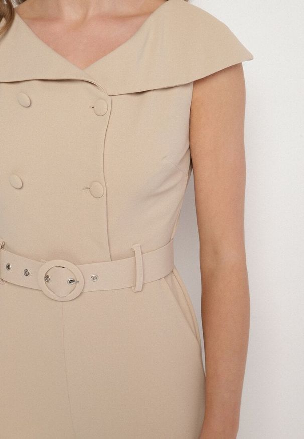 Born2be - Beżowy Kombinezon z Wywijanym Dekoltem w Łódkę i Paskiem z Klamrą Galithiela. Okazja: na co dzień. Kolor: beżowy. Wzór: aplikacja. Styl: elegancki, klasyczny, casual