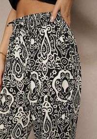 Renee - Czarne Wiskozowe Spodnie High Waist Zdobione Ornamentalnym Printem Jenavitha. Stan: podwyższony. Kolor: czarny. Materiał: wiskoza. Wzór: aplikacja, nadruk. Sezon: lato, wiosna. Styl: klasyczny, elegancki #3