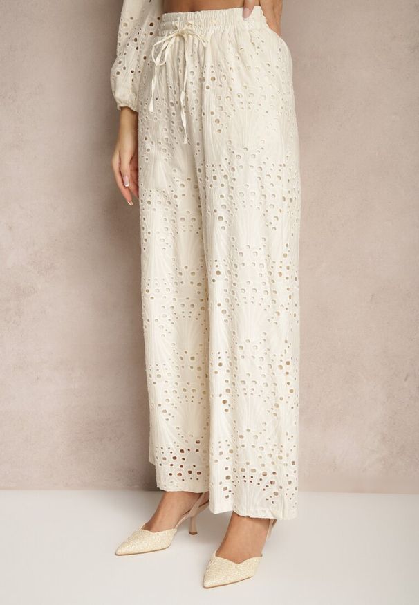 Renee - Beżowe Szerokie Spodnie z Ażurowej Tkaniny z Wysokim Stanem Siledis. Okazja: na co dzień. Stan: podwyższony. Kolor: beżowy. Materiał: tkanina. Wzór: ażurowy. Styl: casual, elegancki