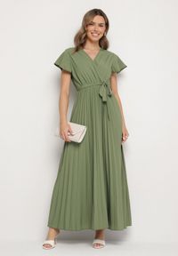 Born2be - Ciemnozielona Elegancka Sukienka Maxi w Plisy z Kopertowym Dekoltem i Wiązaniem Thessi. Kolor: zielony. Sezon: lato. Typ sukienki: kopertowe. Styl: elegancki. Długość: maxi #7