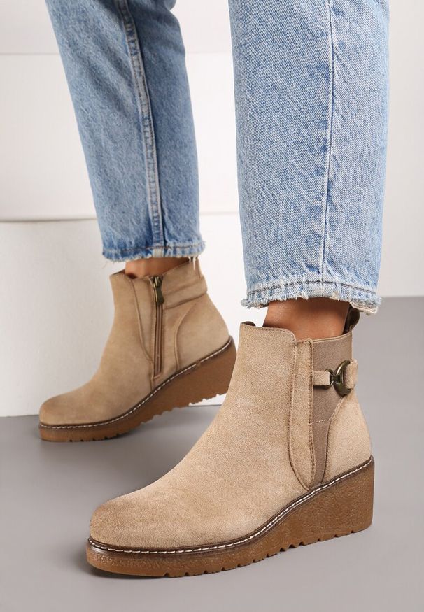 Renee - Beżowe Botki Sztyblety na Koturnie Ozdobione Metaliczną Aplikacją Savianae. Kolor: beżowy. Materiał: jeans. Wzór: aplikacja. Obcas: na koturnie. Styl: elegancki, rockowy