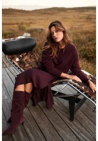 MOODO - Gładki sweter burgundowy. Kolor: czerwony. Materiał: poliamid, akryl, elastan, poliester. Wzór: gładki #1