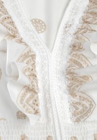 Renee - Biało-Beżowa Sukienka na Lato Boho z Bawełny w Haftowane Wzory z Falbanką Alemite. Typ kołnierza: kołnierz z falbankami. Kolor: biały. Materiał: bawełna. Wzór: haft. Sezon: lato. Typ sukienki: proste. Styl: boho. Długość: maxi #5