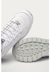 Fila - Buty. Nosek buta: okrągły. Zapięcie: sznurówki. Kolor: biały. Materiał: syntetyk, materiał. Szerokość cholewki: normalna. Obcas: na obcasie. Wysokość obcasa: średni #3