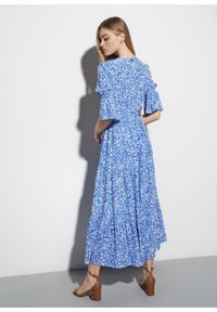 Ochnik - Długa niebieska sukienka w kwiaty. Kolor: niebieski. Materiał: wiskoza. Długość rękawa: krótki rękaw. Wzór: kwiaty. Długość: maxi #2