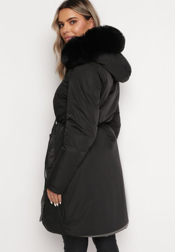 Born2be - Szaro-Czarna Dwustronna Kurtka za Kolano z Kapturem z Futerkiem Zephyro. Typ kołnierza: kaptur. Kolor: czarny. Materiał: futro. Długość: długie. Wzór: gładki, aplikacja