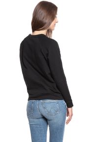 Lee - BLUZA LEE DAMSKA CORE CREWNECK SWS BLACK L53SDE01. Wzór: napisy