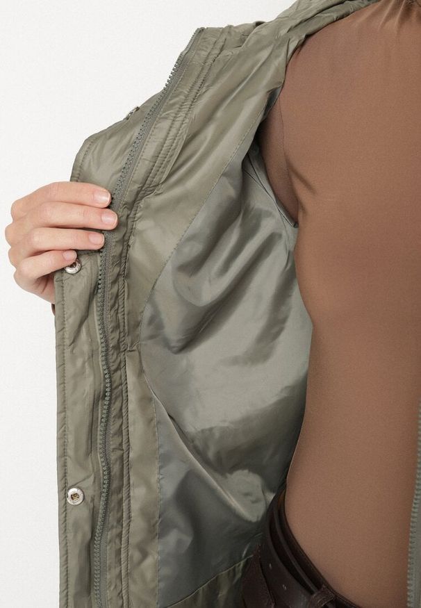 Born2be - Jasnozielona Przejściowa Kurtka z Oryginalnym Pikowaniem i Kapturem Aruvitte. Okazja: na co dzień, na spacer. Kolor: zielony. Materiał: jeans, poliester. Styl: casual